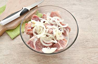 Луковицу измельчаем полукольцами