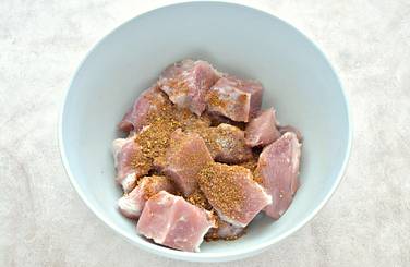 Нарезку из свинины на свой вкус солим, перчим, всыпаем уже готовую приправу для приготовления шашлыка