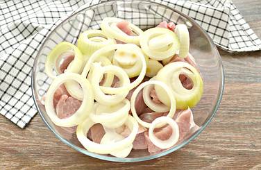 Луковицы для шашлыка нарезаем крупными кольцами
