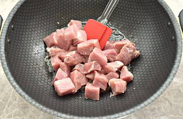 Тем временем нарезаем свинину кусочками (примерный размер 2 см)