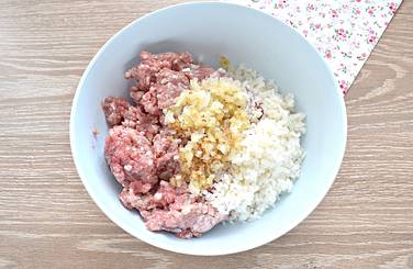 В миску перекладываем мясной фарш