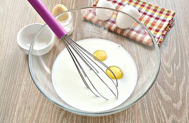 Куриные яйца дополняем сахарным песком, солью и прогретым молоком