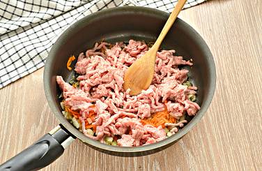 Дополняем овощную пассеровку мясным фаршем