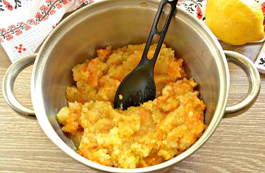 Кабачки очищаем от кожуры и семян