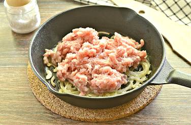 К луку на сковороду выкладываем мясной фарш