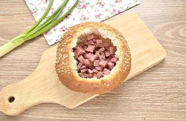 Ломтики колбасы нарезаем мелкими кубиками