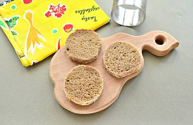 Я воспользовалась кулинарным кольцом, чтобы из хлебных ломтиков сделать круглые заготовки для бутербродов