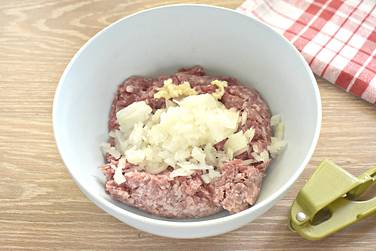 Мелко шинкуем кусочками репчатый лук