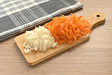 Для подливы морковку натираем, а репчатый лук шинкуем кусочками