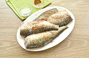Рыбные тушки на свой вкус солим