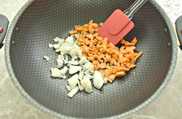 Морковь нарезаем маленькими кубиками