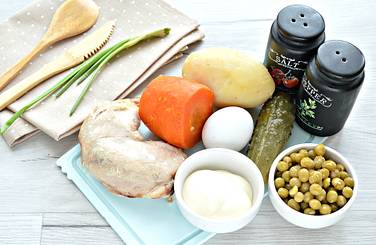 Для готовки оливье с курицей и соленым огурцом — берём нужные ингредиенты