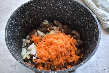 Репчатый лук измельчаем кубиками