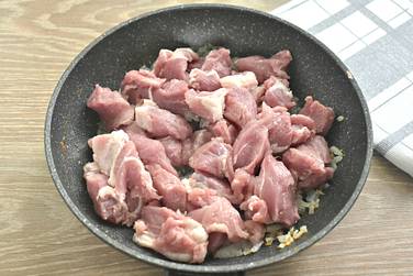 Мясо нарезаем небольшими кубиками или брусками
