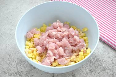 Мякоть индейки нарезаем маленькими кусочками и добавляем к картошке