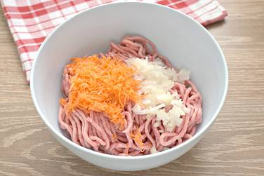 Мясной фарш перекладываем в миску