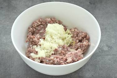 Репчатый лук шинкуем мелкими кусочками