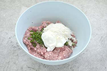 Дополняем фарш с зеленью сметаной и мукой