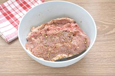 Переправляем приготовленную смесь к мясным кусочкам на кости
