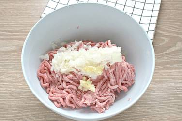 Мясной фарш перекладываем в широкую миску