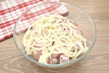 Репчатый лук нарезаем тонкими полукольцами