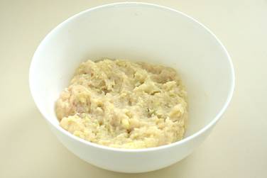 Филе курицы, яблоко, лук и чеснок пропускаем через мясорубку