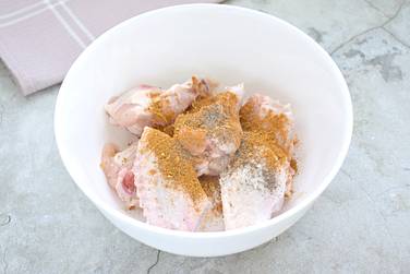 По вкусу солим крылышки, учитывая состав готовой приправы