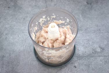 Измельчаем курицу с луком до состояния фарша
