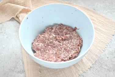Перемешиваем фарш с луком и специями