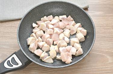 Куриное филе нарезаем средними кубиками