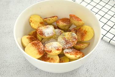 По вкусу картофельную нарезку солим