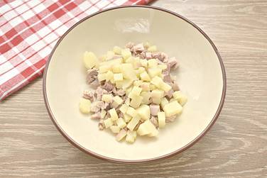 Добавляем к мясной нарезке картофель, измельчённый кубиками