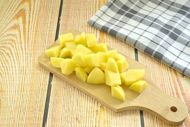 Картошку нарезаем в форме небольших кубиков