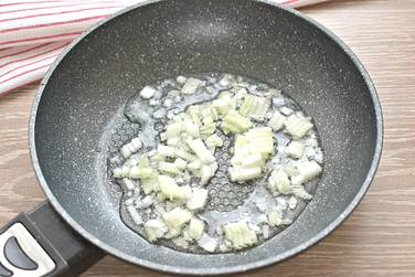 Репчатый лук шинкуем небольшими кусочками