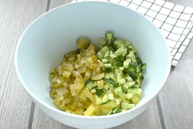 И маринованный, и свежий огурчик нарезаем кубиками