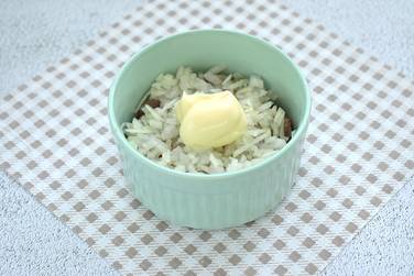 Очищаем репчатый лук и шинкуем мелкими кусочками