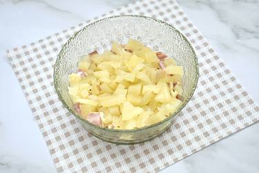 Консервированный ананас нарезаем небольшими кусочками и помещаем их на слой из курицы