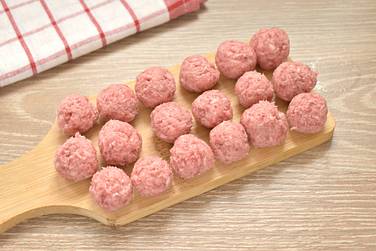 Мясной фарш немного солим и сдабриваем молотым перчиком