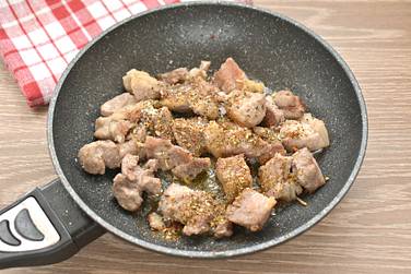 Кусочки мяса перекладываем на сковороду в разогретое растительное масло и обжариваем до появления на кусочках румяной корочки