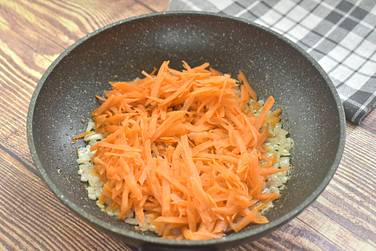 Морковь измельчаем с помощью крупной тёрки