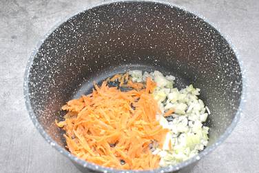 Репчатый лук нарезаем небольшими кубиками, морковку крупно натираем