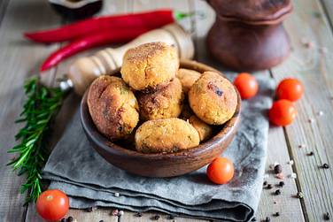 Снимать пробу можно не откладывая: вкусные овощные котлетки прекрасно сочетаются с любыми гарнирами, которые вы обычно подаете с мясными аналогами