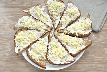 Варёное куриное яйцо измельчаем маленькой тёркой