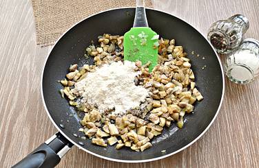 Содержимое на сковороде по вкусу солим, сдабриваем чёрным молотым перчиком