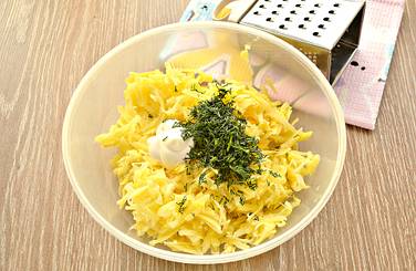 Картофель дополняем нарезанным укропом и порцией майонеза