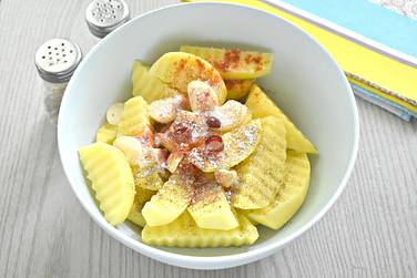 По вкусу картошку солим, приправляем чёрным молотым перчиком и паприкой