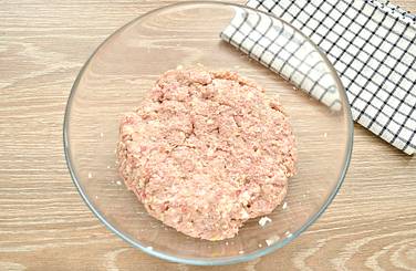 Компоненты начинки по вкусу солим, сдабриваем молотыми специями