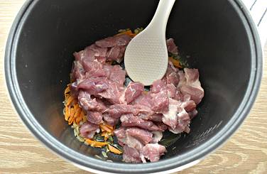 Свинину нарезаем средними кусочками