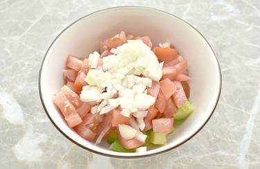 Лук очищаем, мелко шинкуем кубиками