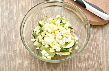 Очищаем яйца, измельчаем продукт кусочками